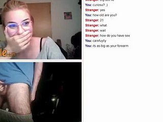 Girl deferment to lay eyes on get under one's largest Hawkshaw on omegle