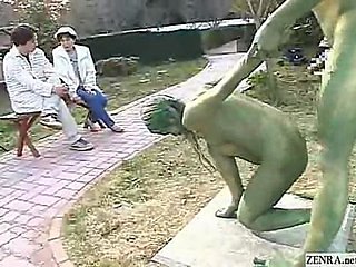 Vert statues de jardin japonais baiser en public