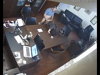 Russische Cleaning man Fucks Sekretärin im Büro Versteckte Kamera