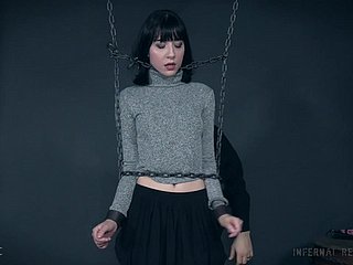 Hardly Forcible Charlotte Sartre chora em sessão de bondage abusiva