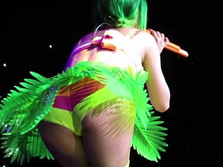 Katy Perry seducente e illegality sul palco