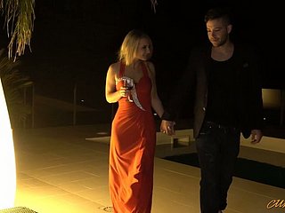 Nhu cầu vàng tình dục Hot to trot Jemma Valentine đang có Quickie với một người lạ ngay trên cầu thang
