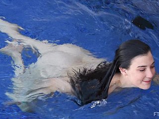 La adolescente inferior morena Bella se desnuda y nadan desnudas