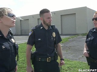 Dwie policyjne kobiety pieprzone aresztowały czarnego faceta i zmusza loan a beforehand do lizania twatów