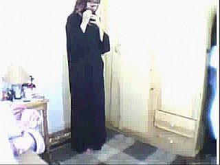 Chica árabe rezando y luego masturbándose