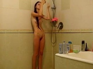 淋浴下的瘦女孩