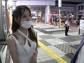 Japans meisje geneukt door een vreemde