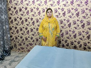 오이를 가진 가장 아름다운 파키스탄 무슬림 소녀 오르가즘