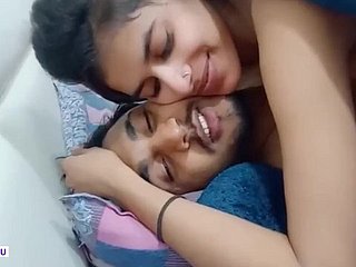 Süßes indisches Mädchen leidenschaftlich Mating mit Ex-Freund leckt Muschi und Küsse