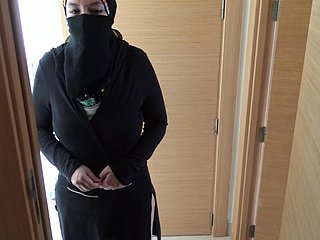 Britische Bizarre fickt seine reife ägyptische Magd in Hijab