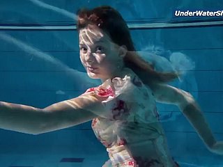 चेक तैराकी में धीमी गति से किशोर लड़की