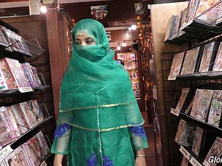 हॉट पाकिस्तानी लड़की नादिया अली ग्लोरी होल रूम में बड़ा डिक चूसती है