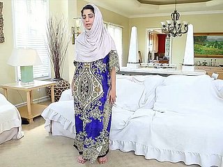Pop one's clogs Orgasmussüchtige Araberin Nadia Ali spielt mit ihrer saftigen Muschi