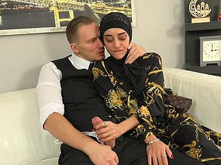 Una dolce donna connected with hijab ha provato il cazzo del venditore invece dei vestiti nuovi
