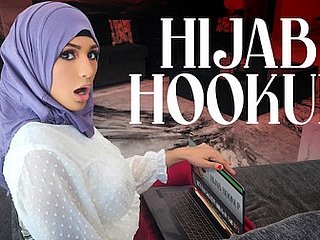 Shivering ragazza hijab Nina è cresciuta guardando coating per adolescenti americani ed è ossessionata dall'idea di diventare Shivering reginetta del ballo