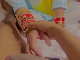 Индийская приемная сестра трогает мой член и сосет в первый раз, видео от первого лица