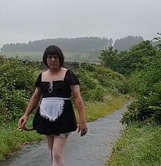 Femme de ménage travestie dans une voie publique sous chilling pluie