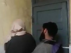 Hijab sorella scopata nel bagno dell'università