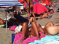 ผู้หญิงเซ็กซี่ชีเปลือยในเครื่องแบบของธรรมชาติบนชายหาด