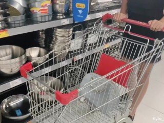 [PREVIEW] Kylie_NG Squirts About haar motor car na het winkelen bij een supermarkt