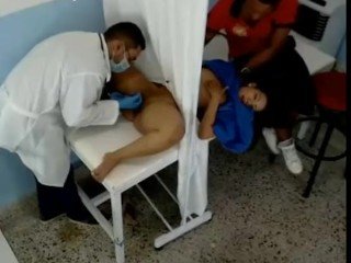 Infiel CON EL DOCTOR QUE DEBE LAMAR EL Cono PARA LA MEDICACIÓN
