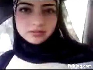 Natuurlijk Bosomy Arabische tiener bloot haar grote borsten in een Amatuer Porn Vid