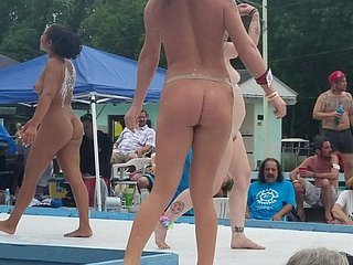 Go forward Go gadis telanjang di Nudes sebuah Poppin 2019